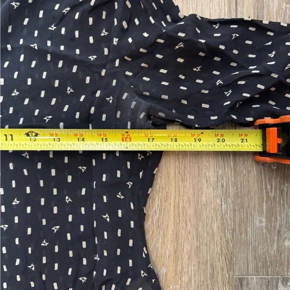 Ecru Chic Black and White Patterned 100% Silk Blouse Size M - Picture 9 of 11